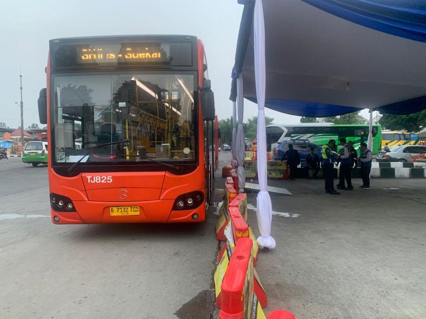 Bus baru Transjakarta melayani rute Kalideres-Bandara Soetta dan sebaliknya. Rute ini melewati 20 halte yang memakan waktu kurang lebih 60 menit, Rabu (5/7/2023).