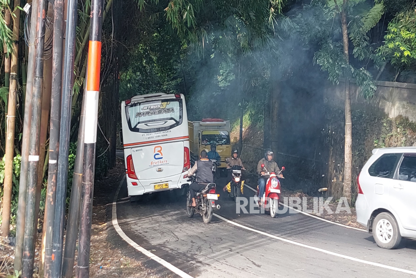Bus Besar Melintas di Jalan Jalan Kolonel Masturi di Kampung Karamat RT 07/06, Desa Cikahuripan, Kecamatan Lembang, Kabupaten Bandung Barat (KBB), Jawa Barat. Jalan Menuju Kawasan Wisata Lembang itu Bakal Ditutup Sementara