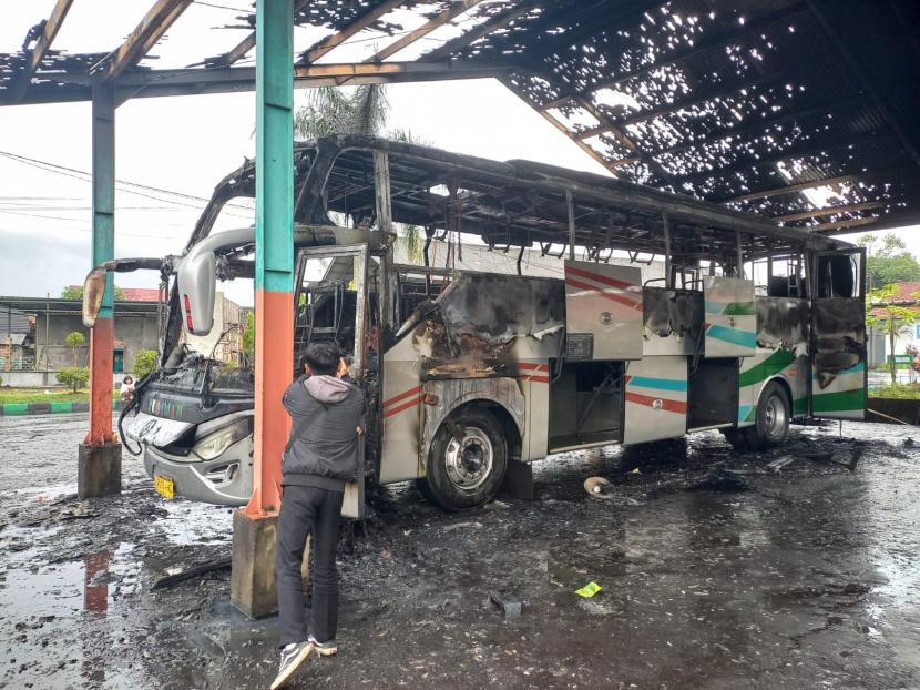 Bus Budiman jurusan Tasikmalaya-Solo mengalami kebakaran di Pul Bus Budiman, Kota Tasikmalaya, Sabtu (28/1/2023).