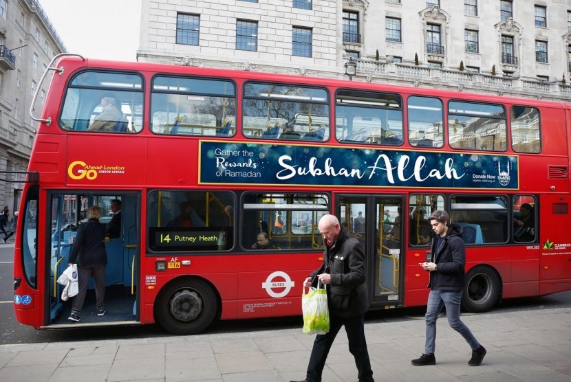 Bus-bus di Inggris memajang iklan Islamic Relief yang bertuliskan Subhana Allah
