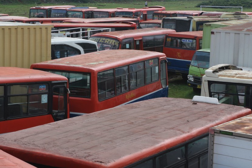 Bus-bus Metromini yang terkena razia Dinas Perhubungan DKI Jakarta dan dikandangkan di Pul Rawa Buaya, Jakarta, Minggu (20/12). 