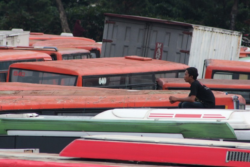 Bus-bus Metromini yang terkena razia Dinas Perhubungan DKI Jakarta dan dikandangkan di Pul Rawa Buaya, Jakarta, Minggu (20/12). 