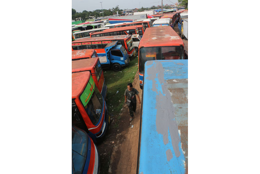 Bus-bus Metromini yang terkena razia Dinas Perhubungan DKI Jakarta dan dikandangkan di Pul Rawa Buaya, Jakarta, Minggu (20/12). 