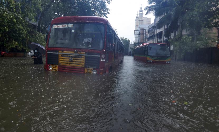 Bus-bus terdampar di jalan yang tergenang air saat hujan deras di India (ilustrasi). Topan Remal yang terjadi di pesisir pantai India dan Bangladesh menewaskan setidaknya 4 orang. 
