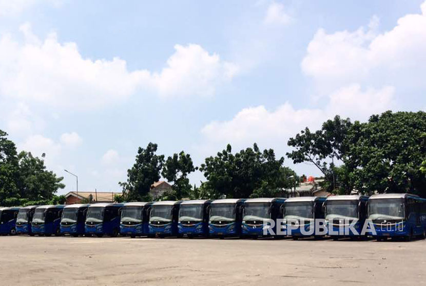 Bus-bus Transjakarta yang terparkir di PT Mayasari Bhakti, Jakarta Timur, saat disambangi, Kamis (20/4) pagi.