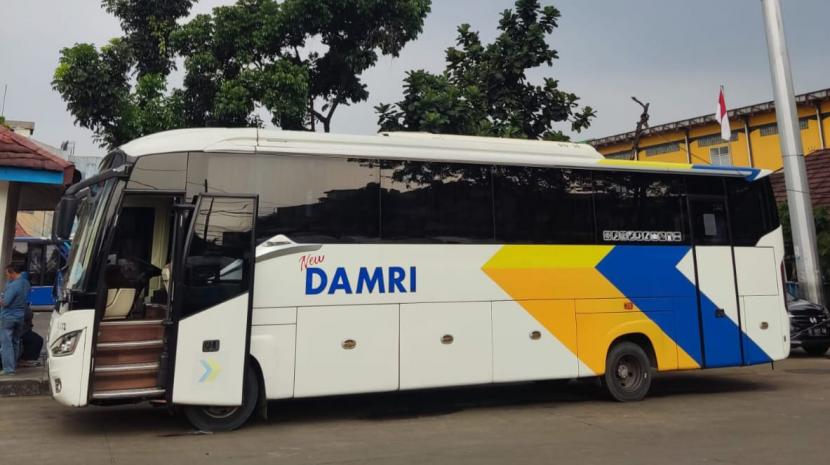 Bus Damri berhenti di pul Pasar Minggu, Jakarta Selatan, Rabu (22/6/2023).