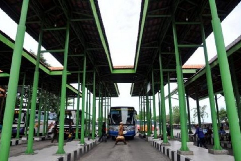 Bus di terminal Surabaya