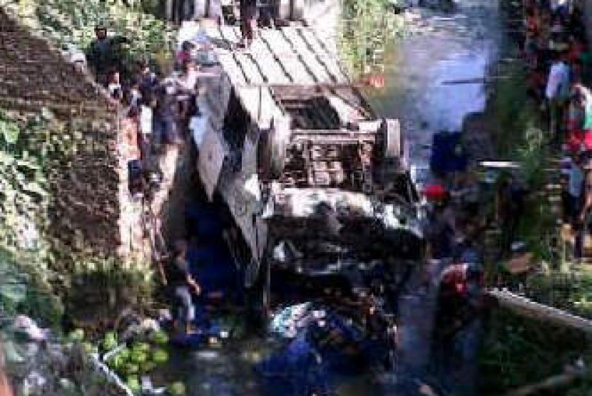 Bus Giri Indah Masuk Jurang di Desa Tugu, Puncak.