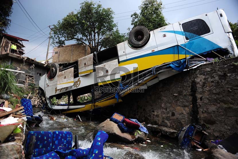  Bus Giri Indah yang mengalami kecelakaan di Desa Tugu, Cisarua, Bogor, Jabar, Rabu (21/8). (Republika/Edwin Dwi Putranto)