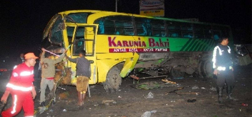 Bus Karunia Bakti berhasil dievakuasi setelah terperosok ke sebuah vila usai menghantam sejumlah kendaraan dan menyebabkan kecelakaan beruntun di kawasan Cisarua, Bogor, Sabtu (11/2). 