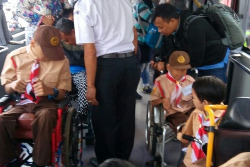 Bus khusus untuk penyandang disabilitas resmi beroperasi di Bandung, Kamis (5/10)
