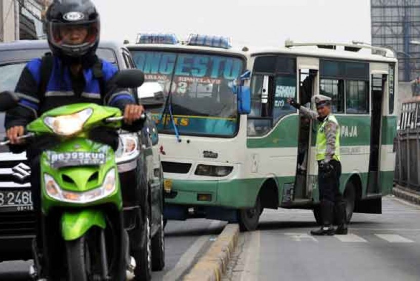 Bus angkutan umum Kopaja melintas di Kawasan Bundaran HI, Jakarta, Jumat (18/9).