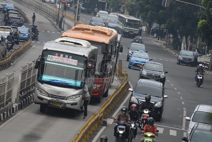 Bus Kopaja menaikan penumpang sembarangan di Kawasan Duren Tiga, Jakarta Selatan, Selasa (7/4).  (Republika/Raisan Al Farisi)