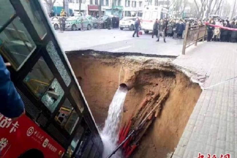 Bus kota di Xining, Provinsi Qinghai, China, terjerembab di Jalan Nandajie yang amblas pada Selasa (14/1/2020) pag