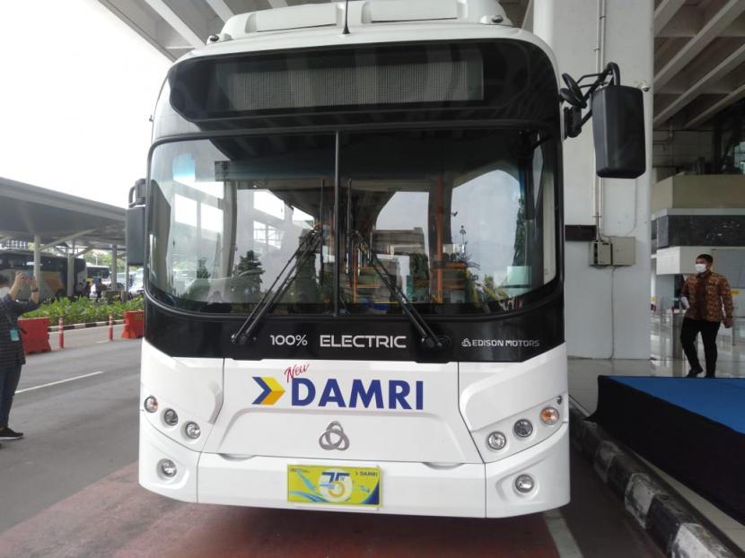Bus listrik DAMRI yang diujicoba di Bandara Soekarno-Hatta. DAMRI terus berinovasi memaksimalkan layanan untuk mempermudah pelanggan melakukan pemesanan tiket, khususnya pada layanan Angkutan Antar Kota Antar Provinsi (AKAP). Pemesanan tiket AKAP DAMRI terintegrasi melalui gerai Alfamart dan Indomaret.