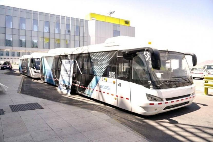 Bus listrik ramah lingkungan mulai beroperasi di Bandara Internasional Prince Muhammad di Madinah, Arab Saudi, Kamis (30/6/2022). Ini adalah pertama kalinya bus ramah lingkungan, yang sepenuhnya ditenagai oleh listrik, dioperasikan di bandara mana pun di Arab Saudi.