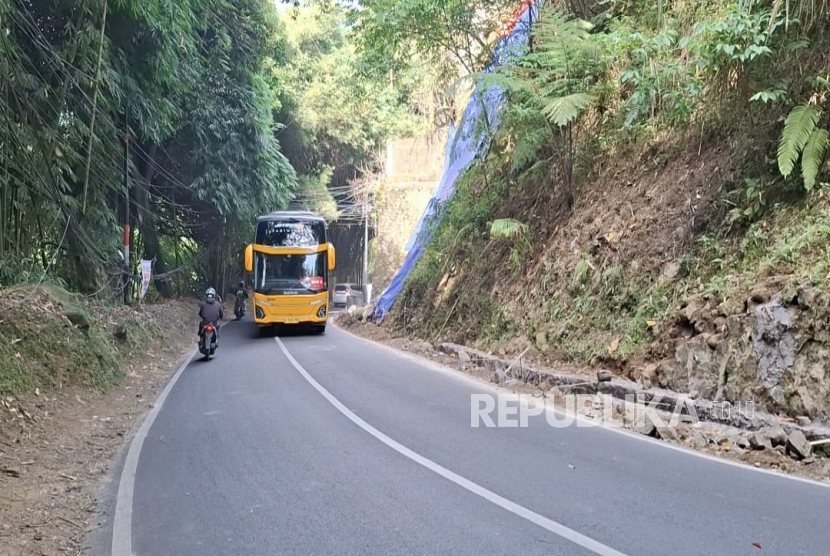 Bus Melintas di Jalan Kolonel Masturi, Kabupaten Bandung Barat. Jalan itu Dilarang untuk Dilewati Kendaraan Besar Seperti Bus.