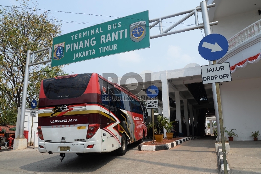  Bus memasuki jalur angkutan umum Terminal Bus Pinang Ranti, Pondok Gede, Jakarta Timur, Selasa (29/9.    (Republika/Yasin Habibi)