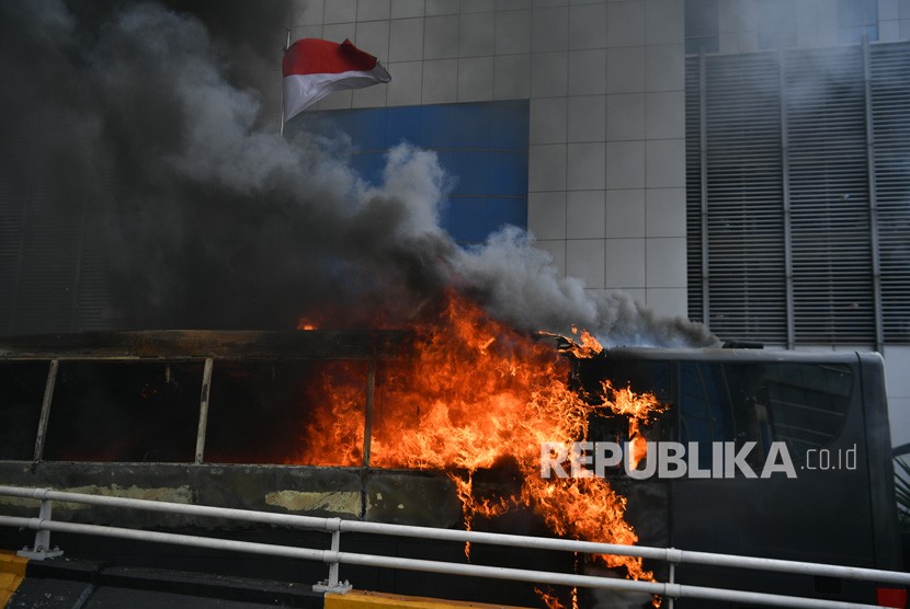 Bus milik Brimob terbakar di kawasan Slipi, Jakarta Barat, Rabu (22/5/2019). 