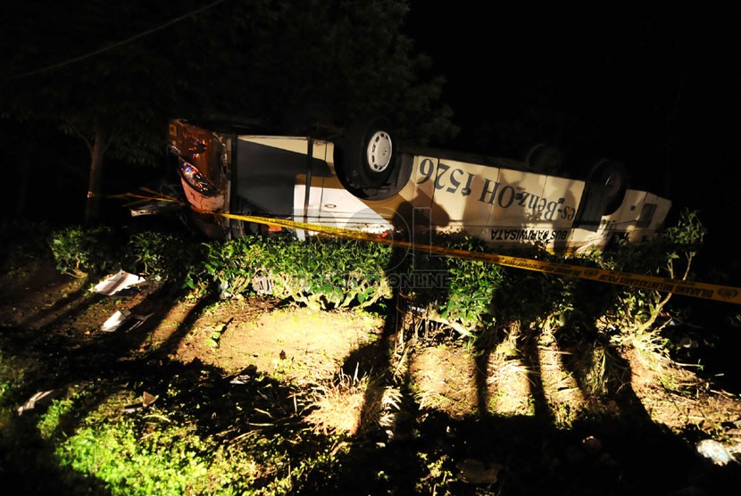  Bus pariwisata dengan nomer polisi B 7529 XB terlihat terguling setelah menabrak mobil mini bus di Tanjakan emen, Subang, Selasa (17/6).  (Foto : Septianjar Muharam)