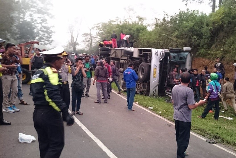 Bus Pariwisata Nopol F 7959 AA, mengalami kecelakaan di Tanjakan Emen, Kampung Cicenang, Desa/Kecamatan Ciater, Subang, Sabtu (10/2). Dikabarkan 10 warga meninggal dunia akibat kecelakaan tersebut. 