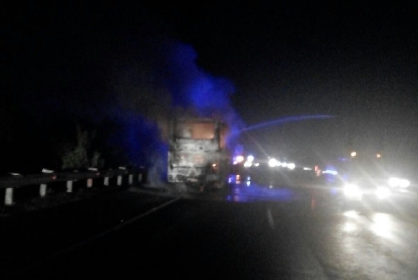 Bus PO Haryanto terbakar di km 193 tol Palikanci, Kabupaten Cirebon, Jawa Barat, Jumat (23/12). 