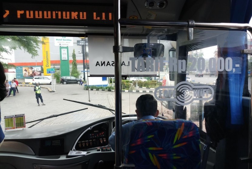 Bus premium dengan tarif Rp 20 ribu yang disediakan pemerintah dilengkapi fasilitas wifi dan  listrik, Senin (12/3).