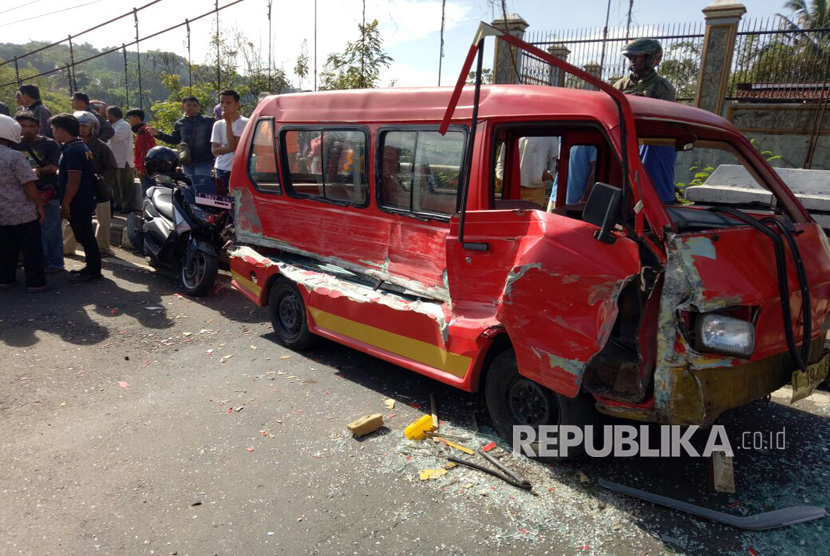 Bus Primajasa jurusan Garut-Bekasi dengan Nopol B 7095 YL, menabrak angkot dan lima sepeda motor di Jl Basuki Rahmat, Kabupaten Purwakarta, Senin (13/3). Tabrakan ini, diduga akibat rem blong.