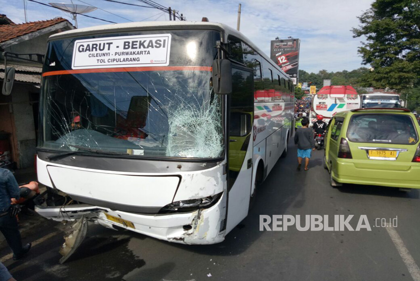 Kecelakaan bus akibat rem blong (ilustrasi)