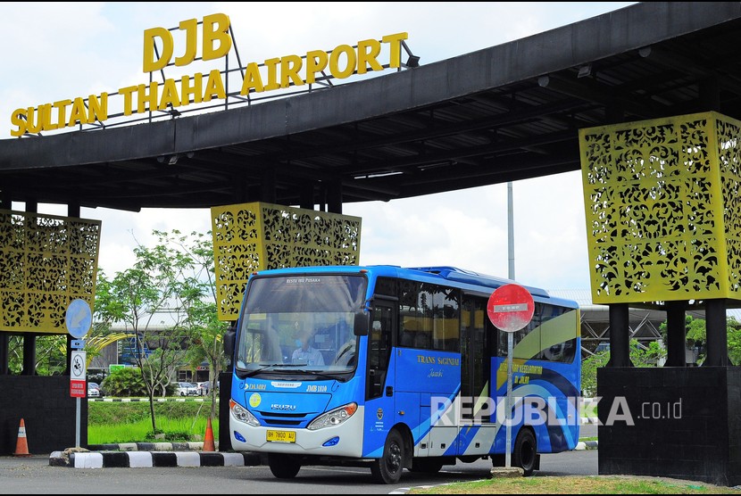 Bus Rapid Transit (BRT) Trans Siginjai melaju keluar dari Bandara Sultan Thaha, Jambi, Kamis (22/4/2021). Pemerintah Provinsi Jambi, PT Angkasa Pura II (Persero), dan Perum Damri secara resmi memulai operasional lima unit armada bus Trans Siginjai untuk melayani para penumpang dari Bandara Sultan Thaha di Kota Jambi menuju Sengeti di Jalan Lintas Timur Sumatera, Muarojambi.