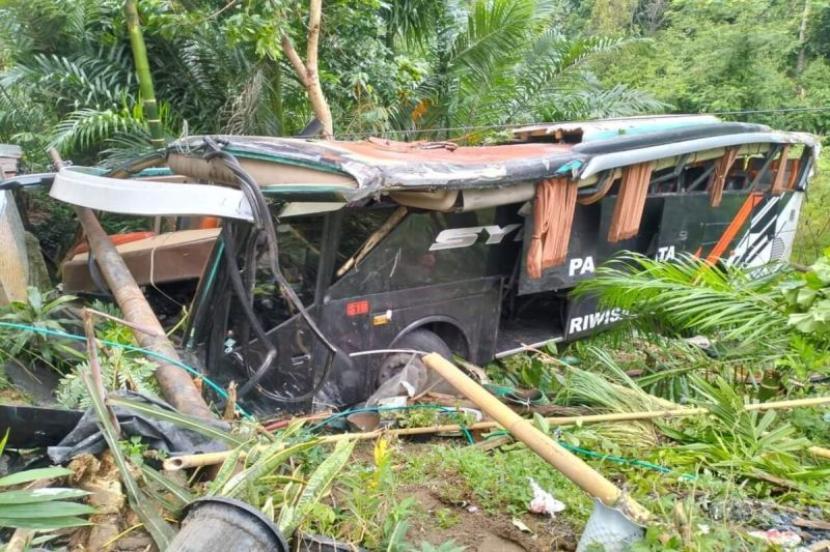 Bus rombongan study tour asal Pesisir Barat yang kecelakaan masuk ke dalam jurang di tanjakan Sedayu, kabupaten Tanggamus.