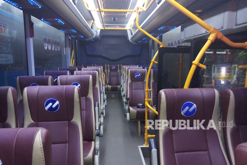 Bus premium Royaltrans yang dioperasikan oleh PT Transjakarta.