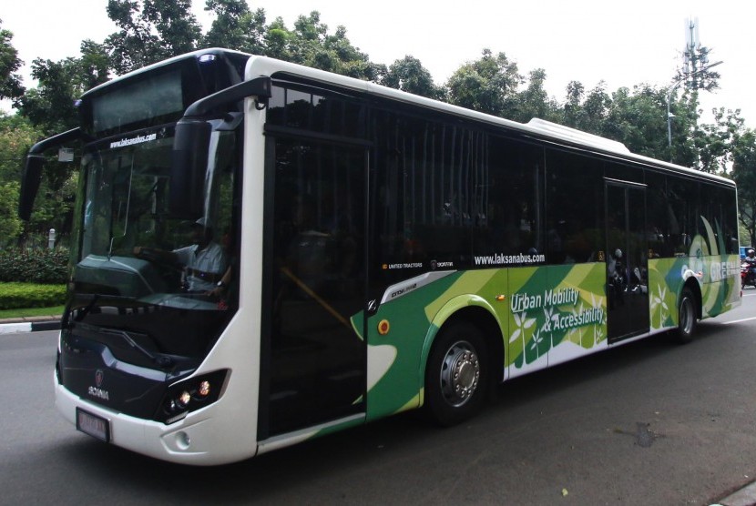 Bus Scania berkeliling Kota Jakarta saat uji coba Scania Low Entry City Bus di Jakarta, Jumat (11/3).