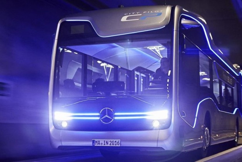 Bus Semi-Otomatis yang diproduksi Mercedes-Benz