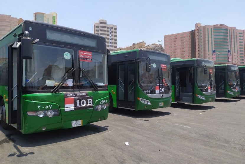  Ini Layanan Jamaah Haji di Dalam dan Luar Negeri. Foto:  Bus shalawat yang melayani rute dari pemondokan ke Masjidil Haram, Makkah, Senin (5/8). Terminal Syib Amir melayani enam rute, antara lain Syisyah  Rawda, dan Jarwal. 