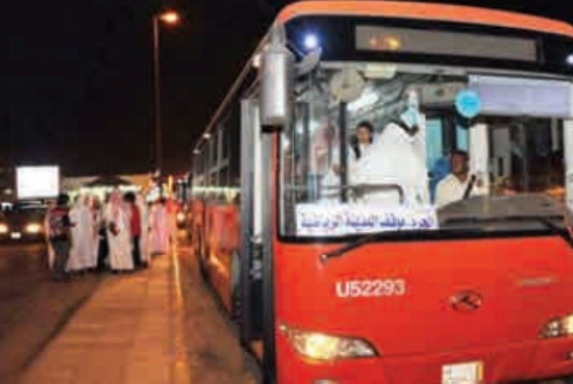 Bus Shutle melayani jamaah Masjid Nabawi.