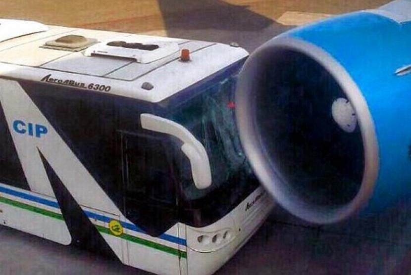 Bus tabrak pesawat di bandara Tashkent, Uzbekistan