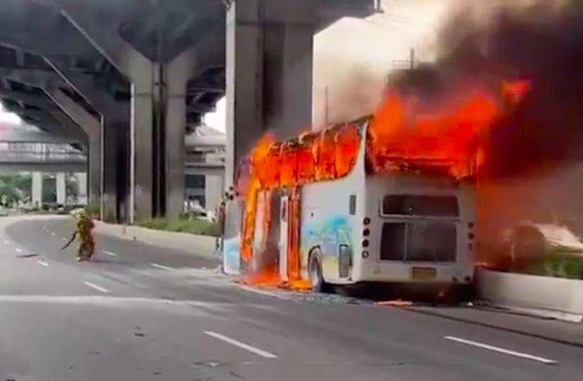 bus terbakar di Bangkok