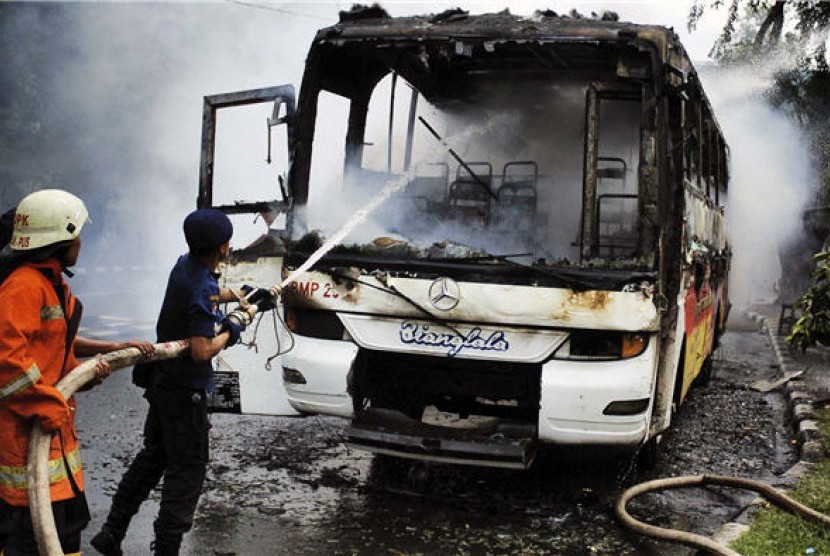 Bus pariwisata terbakar