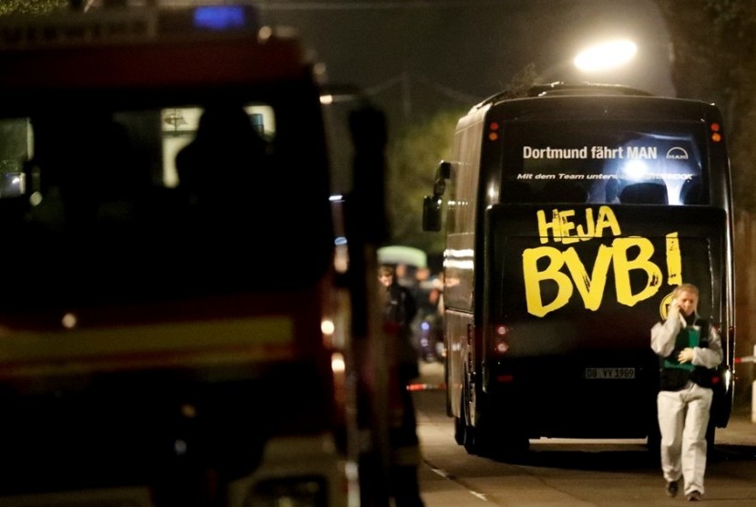 Bus tim Borussia Dortmund setelah terkena ledakan.