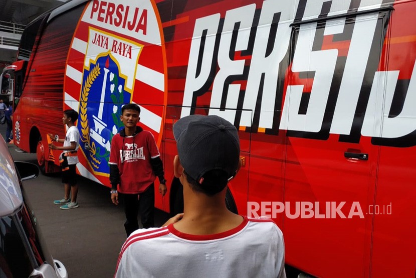 Bus tim Persija diserbu jakmania sebagai latar untuk berswafoto di Stadion GBK. Ketum Jakmania yakin pemprov akan lebih efektif memonitor suporter nakal