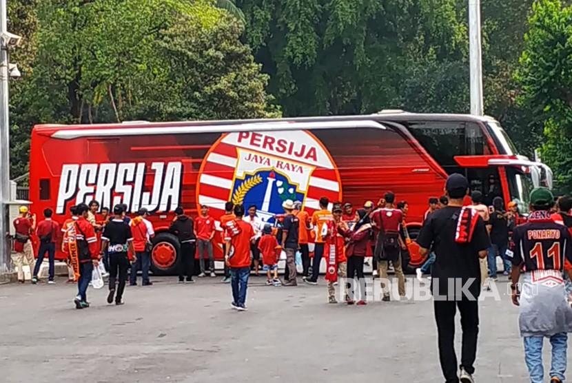 Bus tim Persija diserbu jakmania sebagai latar untuk berswafoto di Stadion GBK, Rabu (10/7). 