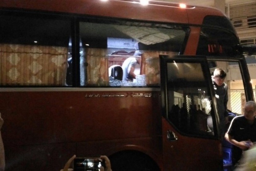 Bus timnas Indonesia yang dilempari batu oleh pendukung timnas Vietnam.