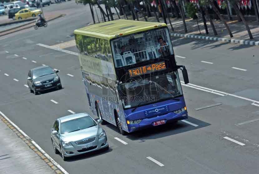Bus tingkat gratis melintas di Jalan M.H Thamrin, Jakarta Pusat, Jumat (22/8). (Republika/Raisan Al Farisi)