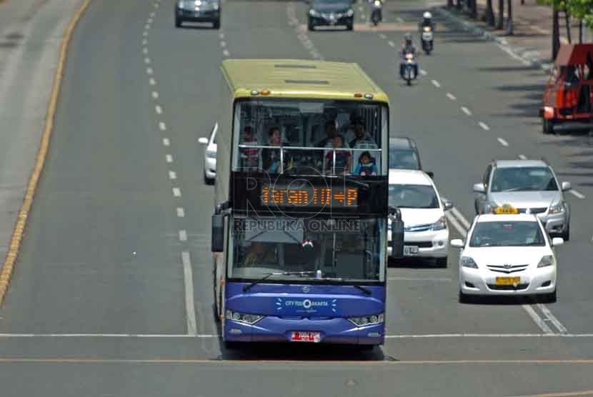 Bus tingkat gratis melintas di Jalan M.H Thamrin, Jakarta Pusat, Jumat (22/8). (Republika/Raisan Al Farisi)
