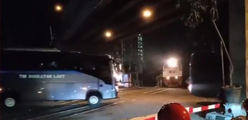 Bus TNI Angkatan Laut terobos palang kereta. Lantamal V Surabaya masih memeriksa dua sopir bus TNI AL terobos palang kereta api.