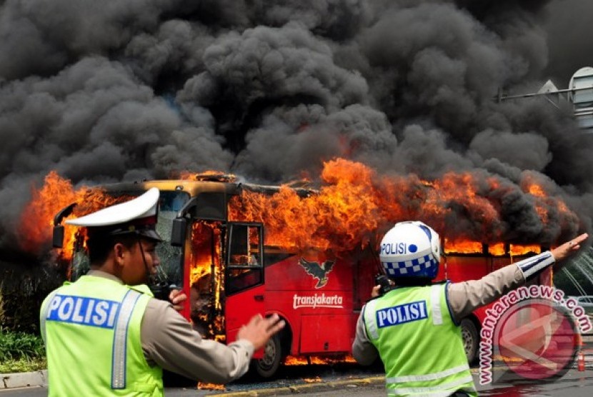 Bus Trans Jakarta terbakar