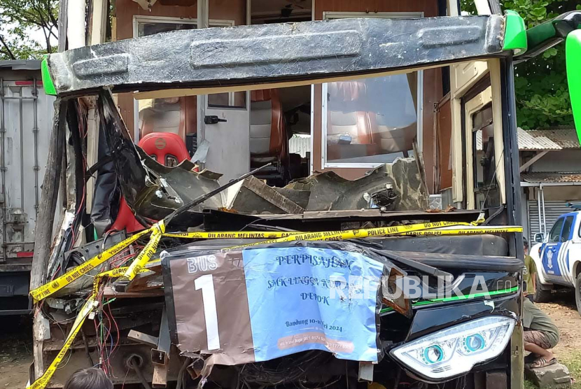 (ILUSTRASI) Kondisi bus setelah mengalami kecelakaan di Ciater, Kabupaten Subang, Jawa Barat, Ahad (12/5/2024). 
