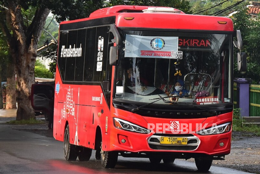 Bus Trans Semarang. ebanyak 4.382 siswa dan mahasiswa berdomisili di Kota Semarang telah mendaftarkan diri untuk memperoleh kartu layanan BRT Trans Semarang gratis. 
