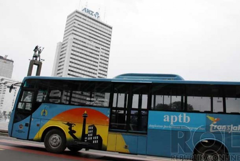 Bus TransJakarta Angkutan Perbatasan Terintegrasi Busway (APTB) jurusan Bekasi-Jakarta melintas di Jalan MH. Thamrin, Jakarta Pusat, Senin (3/6). 